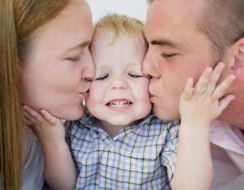 I bimbi italiani giocano da soli, mamma e papà non partecipano nel 60% dei casi I bimbi italiani giocano da soli, mamma e papà non partecipano nel 60% dei casi