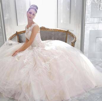 RomaSposa, linee essenziali e motivi iper decorati RomaSposa, linee essenziali e motivi iper decorati