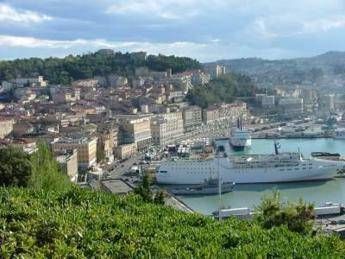 Su Mole Vanvitelliana e Chiesa del Gesù ad Ancona la minaccia di inquinamento e cambiamenti climatici Su Mole Vanvitelliana e Chiesa del Gesù ad Ancona la minaccia di inquinamento e cambiamenti climatici
