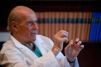 Assegnato il primo premio in memoria dell'oncologo Umberto Veronesi Assegnato il primo premio in memoria dell'oncologo Umberto Veronesi