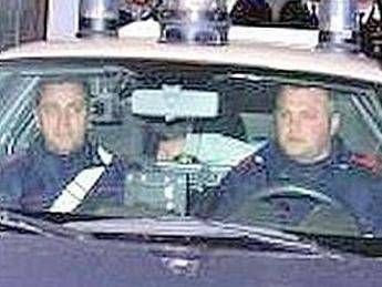 Oristano, offre da bere ad amici in casa e lo rapinano con laccio al collo: 2 arresti Oristano, offre da bere ad amici in casa e lo rapinano con laccio al collo: 2 arresti