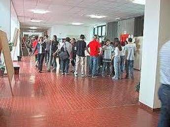 Oristano, 16enne accoltella una compagna di scuola: fermato Oristano, 16enne accoltella una compagna di scuola: fermato