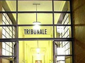 Napoli, picchia l’ex moglie durante l’udienza per l’affido della figlia: arrestato Napoli, picchia l’ex moglie durante l’udienza per l’affido della figlia: arrestato