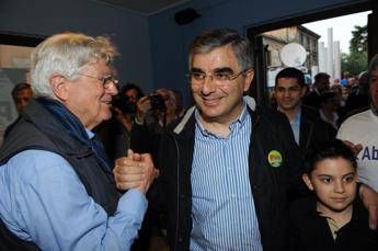 Abruzzo, passaggio di consegne tra il governatore uscente Gianni Chiodi e il neo eletto presidente Luciano D'Alfonso Abruzzo, passaggio di consegne tra il governatore uscente Gianni Chiodi e il neo eletto presidente Luciano D'Alfonso