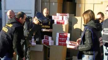 Reggio Calabria, sequestro di 10 tonnellate di sigarette di contrabbando a Gioia Tauro Reggio Calabria, sequestro di 10 tonnellate di sigarette di contrabbando a Gioia Tauro