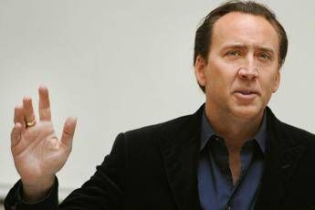 Nicholas Cage restituisce cranio dinosauro comprato ad asta: era stato rubato Nicholas Cage restituisce cranio dinosauro comprato ad asta: era stato rubato