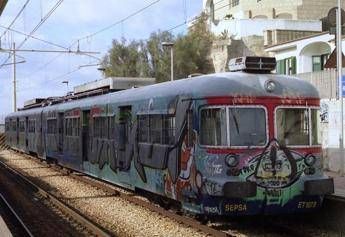 Chiede a coetanee di non fumare su treno della Cumana, aggredita 17enne Chiede a coetanee di non fumare su treno della Cumana, aggredita 17enne