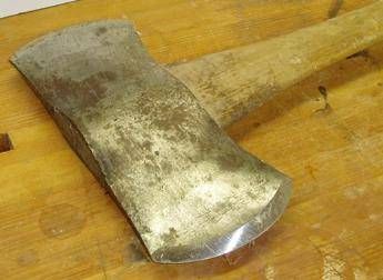 Reggio Emilia, tira fuori un'ascia al bar: 'Volevo decapitare chi mi ha derubato' Reggio Emilia, tira fuori un'ascia al bar: 'Volevo decapitare chi mi ha derubato'