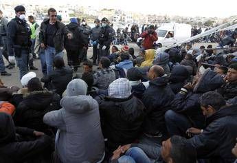 Immigrati, Prefetti avvertono: Difficile trovare strutture con aumento sbarchi Immigrati, Prefetti avvertono: Difficile trovare strutture con aumento sbarchi