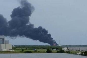 Esplosione al Kennedy Space Center, fiamme a Cape Canaveral ma nessuna vittima /Video Esplosione al Kennedy Space Center, fiamme a Cape Canaveral ma nessuna vittima /Video