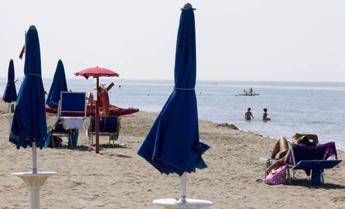 Rissa a colpi di ombrellone alla marina di Torregrande ad Oristano, 5 denunce Rissa a colpi di ombrellone alla marina di Torregrande ad Oristano, 5 denunce