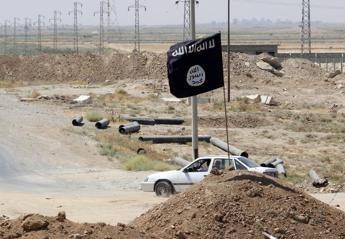 Siria, miliziani dell'Is lapidano una donna a Raqqah, ma lei scappa e si salva Siria, miliziani dell'Is lapidano una donna a Raqqah, ma lei scappa e si salva