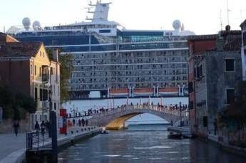 Venezia, da Cate Blanchett a Capucci: vip contro le Grandi Navi a San Marco Venezia, da Cate Blanchett a Capucci: vip contro le Grandi Navi a San Marco