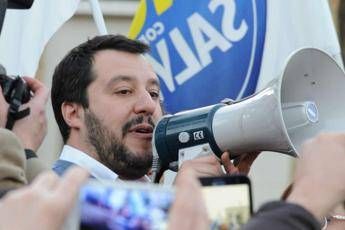 Referendum, Salvini: Ormai siamo al Festival delle ca...te renziane Referendum, Salvini: Ormai siamo al Festival delle ca...te renziane