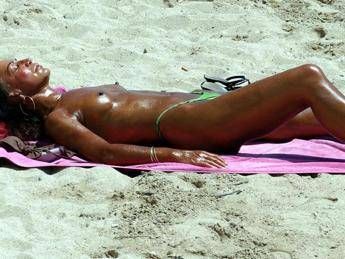 Mai più unti sotto il sole, arriva la protezione solare da bere Mai più unti sotto il sole, arriva la protezione solare da bere
