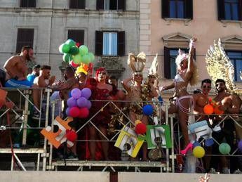 Gay Pride a Roma, Marino sfila e promette: “Presto in Campidoglio le unioni civili” Gay Pride a Roma, Marino sfila e promette: “Presto in Campidoglio le unioni civili”
