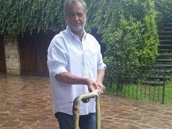 Calderoli trova un serpente di 2 metri in cucina: I Kyenge mi hanno fatto la macumba Calderoli trova un serpente di 2 metri in cucina: I Kyenge mi hanno fatto la macumba