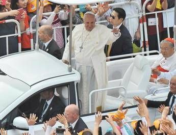 Francesco ai Paesi asiatici: I cristiani non vengono per conquistare ma per camminare assieme Francesco ai Paesi asiatici: I cristiani non vengono per conquistare ma per camminare assieme