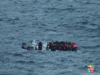 Soccorsi 11 barconi a sud di Lampedusa. Salvini su Fb: Lasciamoli a largo Soccorsi 11 barconi a sud di Lampedusa. Salvini su Fb: Lasciamoli a largo