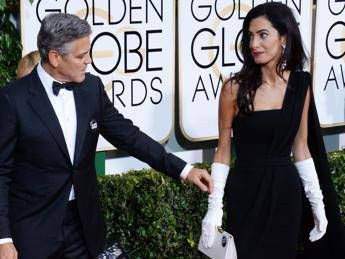 Gloden Globe, Amal Clooney sceglie Christian Dior in segno di solidarietà alla Francia Gloden Globe, Amal Clooney sceglie Christian Dior in segno di solidarietà alla Francia