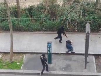 Parigi, assalto al giornale satirico Charlie Hebdo: 12 morti. Francesi in piazza con le matite alzate /Video - Foto Parigi, assalto al giornale satirico Charlie Hebdo: 12 morti. Francesi in piazza con le matite alzate /Video - Foto