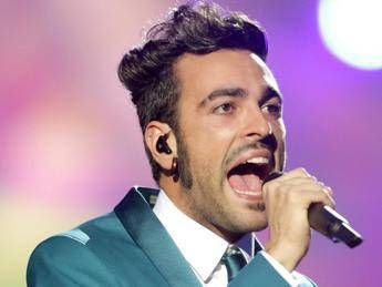 Le 'Parole in circolo' di Mengoni restano in vetta Le 'Parole in circolo' di Mengoni restano in vetta