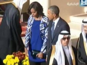 Michelle Obama a Riad senza velo, scoppia la polemica sui social network Michelle Obama a Riad senza velo, scoppia la polemica sui social network