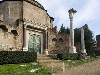 Il Tempio di Romolo apre le porte e ospita le sculture della Fonte di Giuturna restituite ai romani Il Tempio di Romolo apre le porte e ospita le sculture della Fonte di Giuturna restituite ai romani