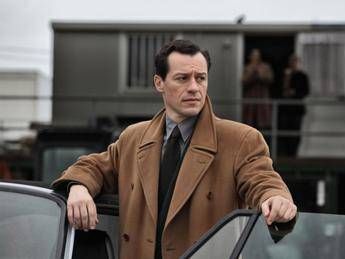 Tra ironia, critiche e qualche 'like' si chiude '1992', web diviso sulla serie tv Tra ironia, critiche e qualche 'like' si chiude '1992', web diviso sulla serie tv