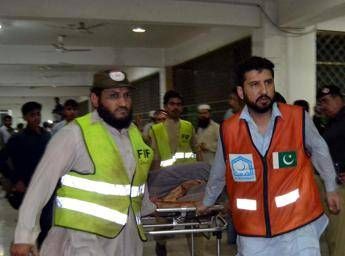 Pakistan, violenta tempesta sul nord-ovest: Almeno 44 morti e 200 feriti Pakistan, violenta tempesta sul nord-ovest: Almeno 44 morti e 200 feriti