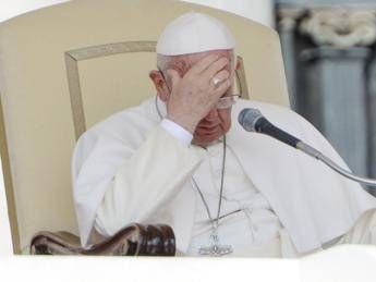 Papa: Profondo dolore per la tragedia, preghiamo in silenzio per questi fratelli e sorelle Papa: Profondo dolore per la tragedia, preghiamo in silenzio per questi fratelli e sorelle