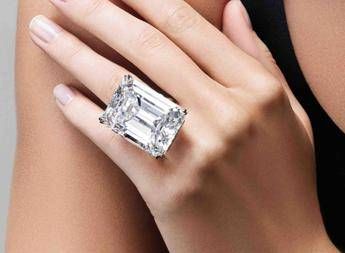Venduto all'asta il diamante perfetto, 22 milioni di dollari per 100 carati più bianchi del bianco Venduto all'asta il diamante perfetto, 22 milioni di dollari per 100 carati più bianchi del bianco