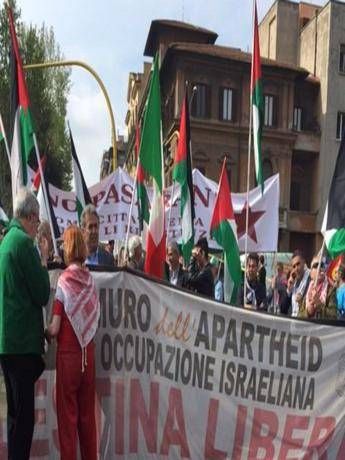 25 aprile, anche le bandiere della Palestina a Porta San Paolo 25 aprile, anche le bandiere della Palestina a Porta San Paolo
