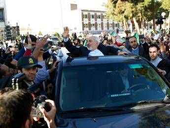 Ritorno da eroe per Zarif, folla lo accoglie a aeroporto Teheran Ritorno da eroe per Zarif, folla lo accoglie a aeroporto Teheran
