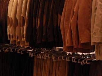Roma, toglie antitaccheggio nel camerino, ruba capo e lo indossa: arrestato Roma, toglie antitaccheggio nel camerino, ruba capo e lo indossa: arrestato
