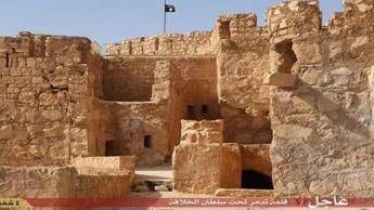 Bandiera nera dell'Is sulle rovine di Palmira, Onu: grande preoccupazione Bandiera nera dell'Is sulle rovine di Palmira, Onu: grande preoccupazione