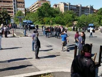 Roma, tafferugli a Ponte Mammolo durante lo sgombero di un campo abusivo: un fermo Roma, tafferugli a Ponte Mammolo durante lo sgombero di un campo abusivo: un fermo