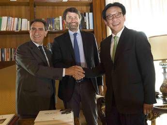 <p>Dario Franceschini fra l'imprenditore malese Francis Yeoh Tan Sri e il Sovrintendente dell’Opera di Roma Carlo Fuortes </p>