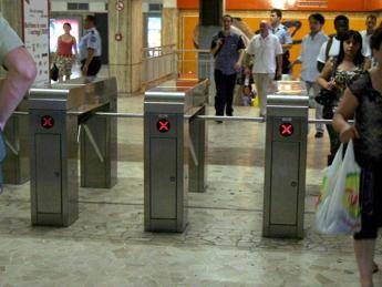 Roma, addetta biglietteria aggredita da un passeggero in stazione metro Roma, addetta biglietteria aggredita da un passeggero in stazione metro