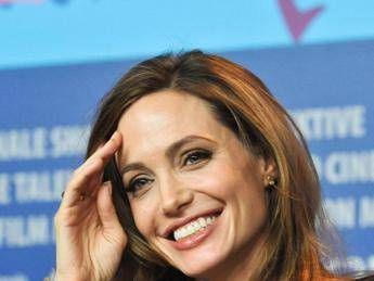 Angelina Jolie scrive e dirige per Netflix dramma sui Khmer Rossi Angelina Jolie scrive e dirige per Netflix dramma sui Khmer Rossi