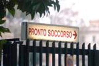 Minaccia il figlio con un’ascia e picchia la moglie, arrestato 49enne Minaccia il figlio con un’ascia e picchia la moglie, arrestato 49enne