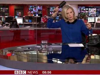 'Il bello della diretta', giornalista Bbc si spazzola in onda /Video 'Il bello della diretta', giornalista Bbc si spazzola in onda /Video