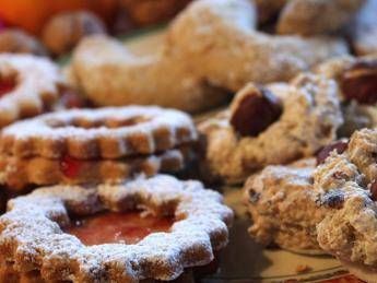 Mangiano biscotti alla droga: padre e figlio di 9 anni colti da malore Mangiano biscotti alla droga: padre e figlio di 9 anni colti da malore