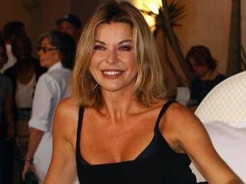 Alba Parietti su Fb: "Padre Georg mi ha risvegliato gli ormoni, sarà peccato?"