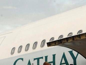 Boato e scintille, a Bali atterraggio d'emergenza per aereo Cathay Pacific Boato e scintille, a Bali atterraggio d'emergenza per aereo Cathay Pacific
