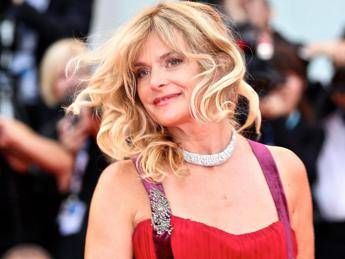 Mostra Venezia, al gala d'apertura Natassja Kinski s'arrabbia e innaffia di vino un giornalista /Video Mostra Venezia, al gala d'apertura Natassja Kinski s'arrabbia e innaffia di vino un giornalista /Video