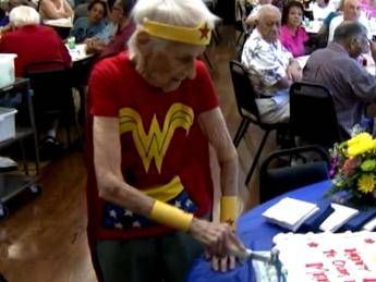 Festeggia 103 anni da Wonder Woman: Aiuto gli anziani da volontaria Festeggia 103 anni da Wonder Woman: Aiuto gli anziani da volontaria