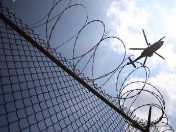 Rivolta choc nel carcere in Arizona, 30 detenuti contro 7 guardie /Video Rivolta choc nel carcere in Arizona, 30 detenuti contro 7 guardie /Video