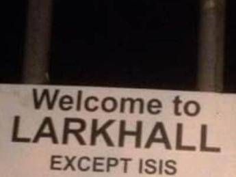 Benvenuti a tutti, Isis escluso. Cittadina scozzese cambia il cartello di ingresso Benvenuti a tutti, Isis escluso. Cittadina scozzese cambia il cartello di ingresso