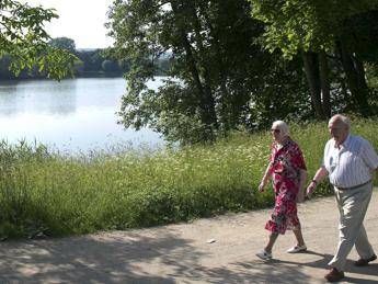 Camminare lentamente potrebbe essere segnale dell'arrivo dell'Alzheimer Camminare lentamente potrebbe essere segnale dell'arrivo dell'Alzheimer
